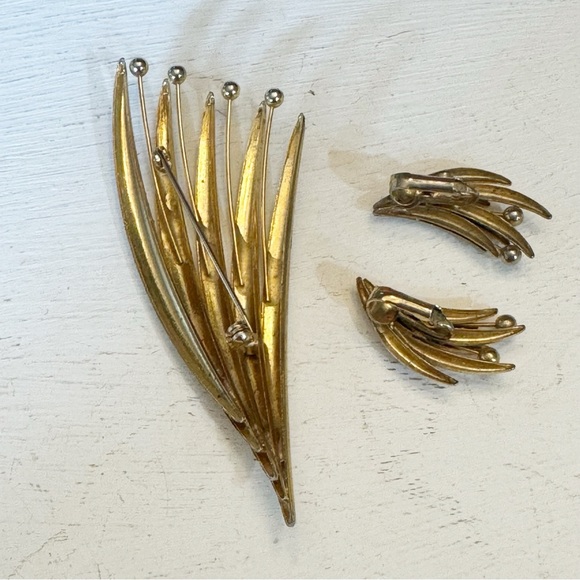 Vintage Brushed Gold Tone Fanned Leaf Brooch & Clip On Earrings Costume Set - Picture 5 of 14